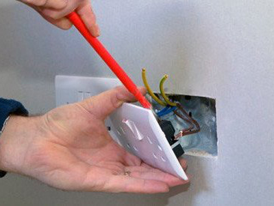 Fitting a UK double socket with brown, blue and earth conductors